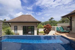 Swimmingpoolen hos eller tæt på Foxtail Palm Villa