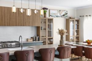 Η κουζίνα ή μικρή κουζίνα στο Serenity Escape - Designer Luxury Retreat with Private Sauna