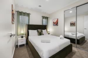Ένα ή περισσότερα κρεβάτια σε δωμάτιο στο Serenity Escape - Designer Luxury Retreat with Private Sauna