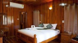 ein Schlafzimmer mit einem Bett mit einem Schwan darauf in der Unterkunft Srisawat Resort in Cha-am
