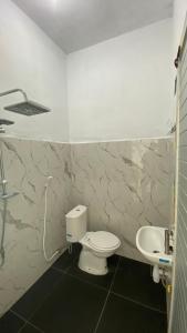 une salle de bain avec toilettes et lavabo dans l'établissement Awak awai, 