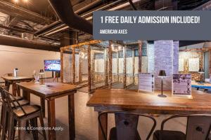 una stanza con tavoli e sedie in legno in un edificio di Adair Park Bungalow ad Atlanta Altre 17 foto