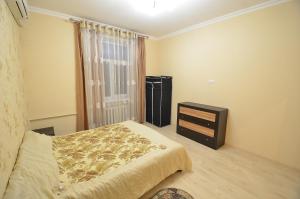 ムィコラーイウにあるLux Apartment Sobornayaのベッドルーム1室(ベッド1台、ドレッサー、窓付)