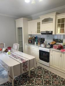 Η κουζίνα ή μικρή κουζίνα στο Guest House Karakol