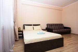 モスクワにあるApartLux Butirskayaのベッドルーム1室(ベッド1台、革張りの椅子付)