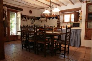 Ein Restaurant oder anderes Speiselokal in der Unterkunft Alojamiento Rural el Nolo 