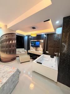 ein Wohnzimmer mit Couch und Fernseher in der Unterkunft The Luxury Heaven in Ghaziabad