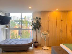Postel nebo postele na pokoji v ubytování ApartaSuite Poblado 809