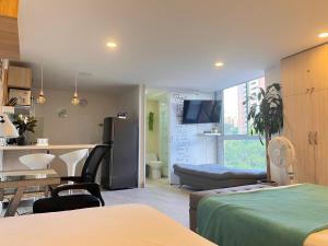 Cama o camas de una habitación en ApartaSuite Poblado 809 22 fotos más