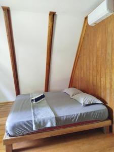 a bed with a wooden headboard with at Bungalow in Katiet