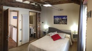 Postel nebo postele na pokoji v ubytování Osteria Senza Fretta Rooms for Rent