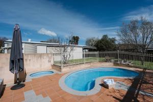 Бассейн в Madeira Cottage - Country Comfort with Pool или поблизости