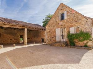 Impressive restored farmhouse with private pool surrounded by woodsにあるパティオまたは屋外エリア