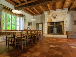 CampsegretにあるMansion in Aquitaine with Private Poolのダイニングルーム(暖炉、テーブル、椅子付)