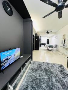 salon z płaskim telewizorem na ścianie w obiekcie Homestay Ustaz Lumayan w Kuala Lumpur
