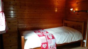 Ένα ή περισσότερα κρεβάτια σε δωμάτιο στο Chalet Les Jonquilles