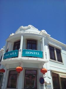 un bâtiment avec un panneau bleu en haut dans l'établissement Casa Azul Hostel, à Sintra