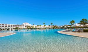 沙姆沙伊赫的住宿－沙姆沙伊赫巴倫度假酒店，一座大型游泳池,其背景是一座度假村