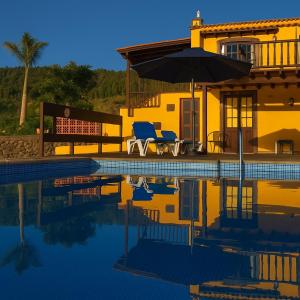 Πισίνα στο ή κοντά στο Villa Las Flores - Piscina privada - Private pool - by Rural La Palma