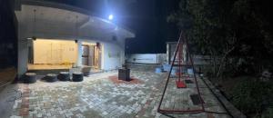 w nocy w budynku prowadzone są prace budowlane w obiekcie Thi Thi Homestay w mieście Yelagiri