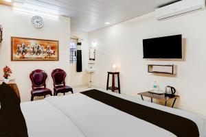 TV a/nebo společenská místnost v ubytování Super Hotel O Chittoor Railway Station Formerly Four Oaks