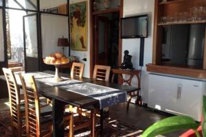 uma sala de jantar com uma mesa preta e cadeiras em Resort la villa em Cassine