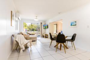 Posezení v ubytování Narli Shores -1-Bedroom Unit, Spa Bath and Lagoon Pool, Minutes From the Beach!