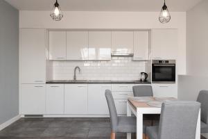 Η κουζίνα ή μικρή κουζίνα στο APARTAMENT WARSZAWSKA klimatyzacja zamknięte osiedle parking