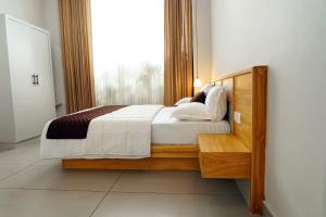 a bed in a room with a large window at wayanadjunglevillas in Kenichira +2 photos
