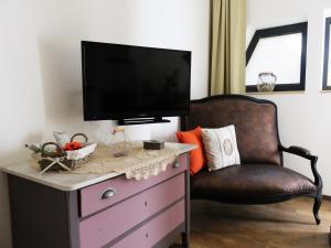 TV a/nebo společenská místnost v ubytování Guesthouse Le Vauban