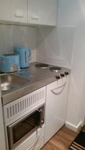 Kuchyň nebo kuchyňský kout v ubytování The Cosy Pod Studio - Short Stay in Salford