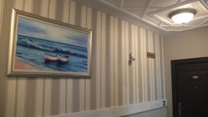 ポモリエにあるGolden Sea View Apartmentsの海上二隻の壁画