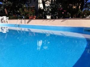 Bazén v ubytovaní Agriturismo La Ginestrella alebo v jeho blízkosti