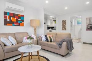 un salon avec un canapé et une table dans l'établissement HOBART 2 Bedroom, à West Hobart