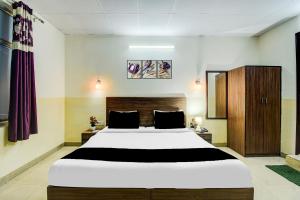 a bedroom with a large bed in a room at Super Collection O Raja Park Jaipur Formerly Maan Heritage in Jaipur +25 photos