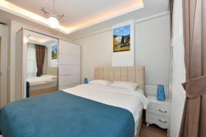 En eller flere senge i et værelse på Kardes Apartment