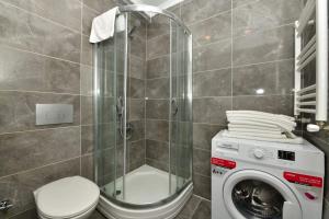 Et badeværelse på Kardes Apartment + 21 billeder