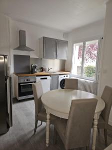 ブールジュにあるMaison Aéroport Bourgesのキッチン(テーブル、テーブル、椅子付)
