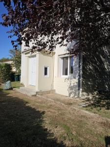 ブールジュにあるMaison Aéroport Bourgesの窓と木のある白い家