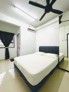 sypialnia z łóżkiem i wentylatorem sufitowym w obiekcie Homestay Ustaz Lumayan w Kuala Lumpur