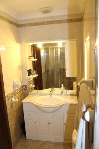 a bathroom with a sink and a mirror at South Village Townhouse in Żabbar