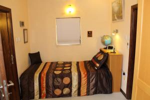 a bedroom with a bed and a chalkboard on the wall at South Village Townhouse in Żabbar