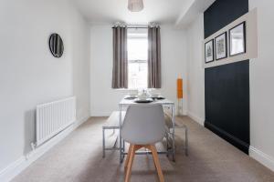 TV a/nebo společenská místnost v ubytování Modern 3-Bed Stay Great for Workers & Families + 50 fotografií