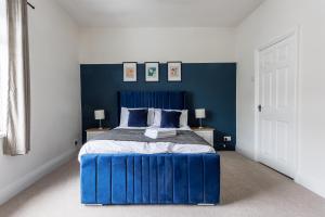 Postel nebo postele na pokoji v ubytování Modern 3-Bed Stay Great for Workers & Families