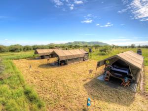 Vue de tête de deux tentes dans un champ dans l'établissement Kananga Special Tented Camp, à Banagi