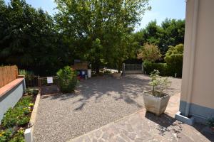 dziedziniec z ogrodzeniem i roślinami w obiekcie Baldini Holiday House w mieście Montopoli in Val dʼArno