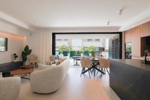 a living room with a table and chairs at Luxe villa Santa Rosalia in Torre-Pacheco
