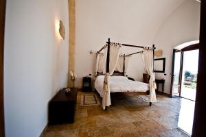 A bed or beds in a room at Masseria La Gravina Még 37 kép