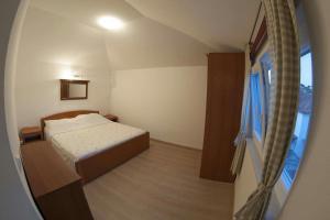 Postel nebo postele na pokoji v ubytování Apartments Leut