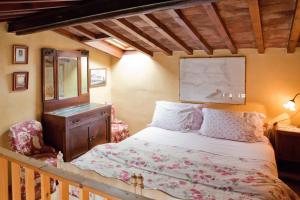 A bed or beds in a room at Poggio Imperiale Apartments